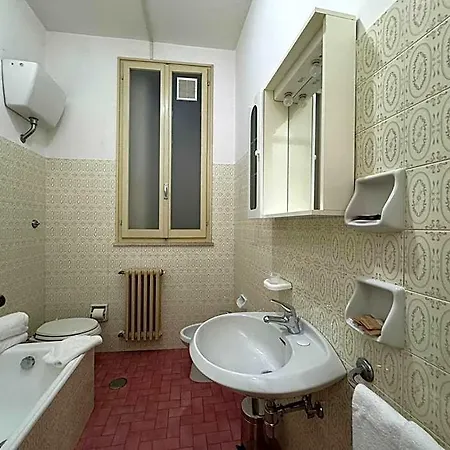 Monastero Ss. Annunziata 3* טודי